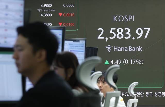 9일 서울 중구 하나은행 딜링룸 전광판에 코스피 지수가 표시되고 있다. 코스닥 지수는 전 거래일(729.59)보다 1.42포인트(0.19%) 오른 731.01에 거래를 시작했다.  뉴시스