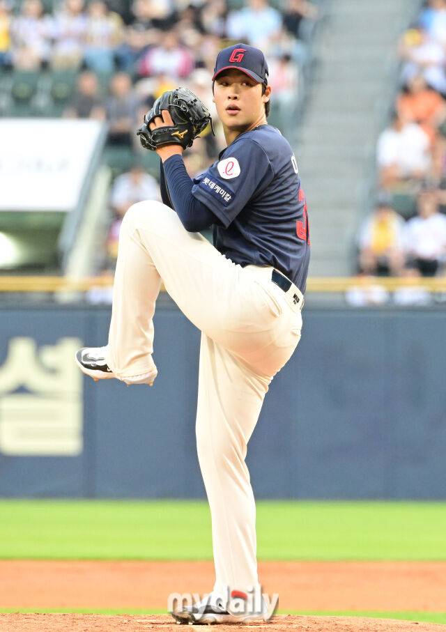 2024년 6월 14일 서울 잠실야구장에서 진행된 '2024 신한 SOL 뱅크 KBO 리그' 롯데-LG의 경기. 롯데 선발 이민석이 역투를 펼치고 있다./마이데일리