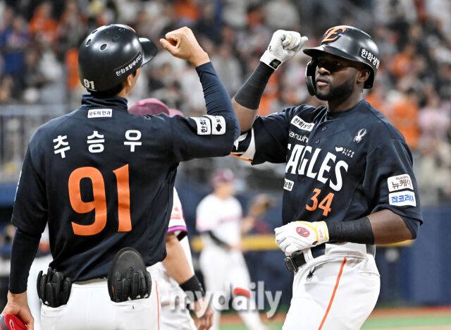 9일 오후 서울 고척동 고척스카이돔에서 진행된 '2025 프로야구 KBO리그' 키움히어로즈와 한화 이글스의 경기.한화 플로리얼이 3회초 1사 1루서 안타를 친 뒤 환호하고 있다./고척=송일섭 기자