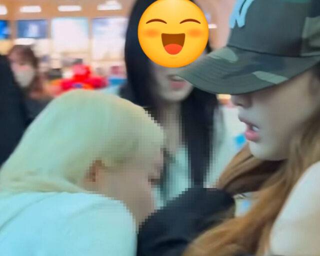 한 여성이 닝닝의 몸을 일부러 치고 갔다. / 온라인 커뮤니티 캡처