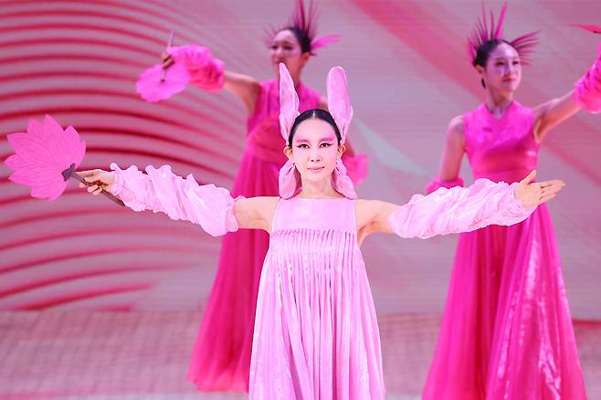 국립정동극장에서 열린 개관 30주년 기념 전통연희극 ‘단심’(單沈) 프레스콜에서 정식 무용수로 데뷔한 배우 채시라가 주요 장면을 시연하고 있다. [연합]