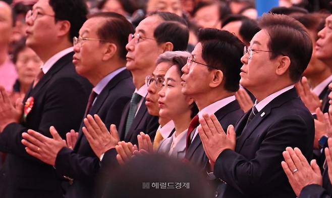 지난 5일 서울 종로구 조계사에서 열린 봉축법요식에 대선 후보와 정당 정치인들이 합장하고 있다. 오른쪽부터 더불어민주당 이재명 대선 후보, 국민의힘 김문수 대선 후보, 진보당 김재연 대선 후보, 정의당 권영국 대선 후보, 무소속 한덕수 대선 예비후보, 국민의힘 권영세 비상대책위원장. [박해묵 기자]