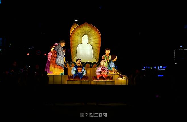 지난달 26일 서울 종로 일대에서 진행된 연등 행렬 모습 [이상섭 기자]