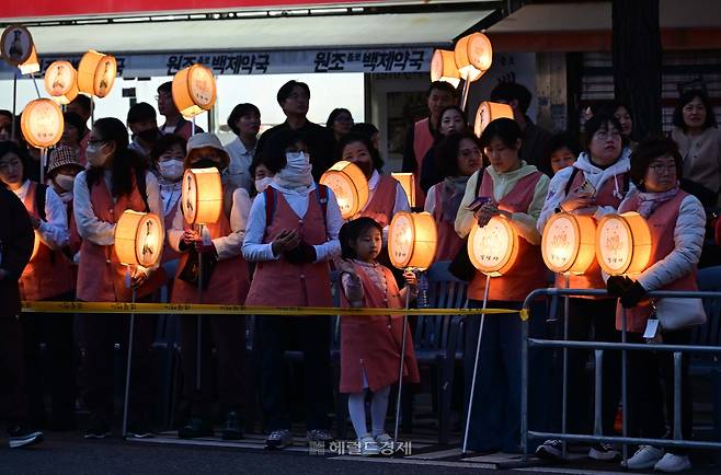 지난달 26일 서울 종로 일대에서 진행된 연등 행렬 모습 [이상섭 기자]