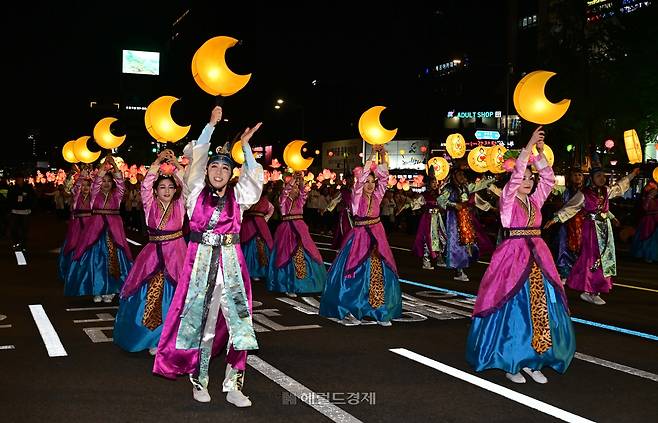 지난달 26일 서울 종로 일대에서 진행된 연등 행렬 모습 [이상섭 기자]