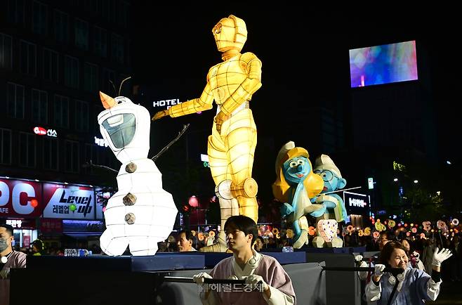 지난달 26일 서울 종로 일대에서 진행된 연등 행렬 모습 [이상섭 기자]