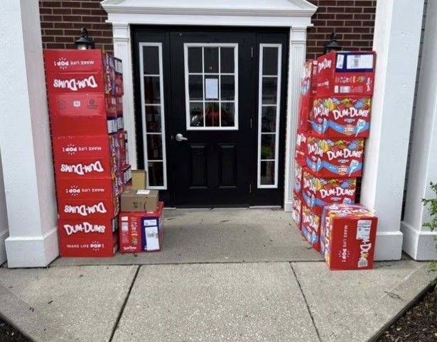 미국 켄터키주에서 8살 아이가 엄마의 휴대폰으로 막대사탕 7만 개를 주문하는 해프닝이 벌어졌다. 아마존 측은 결국 전액 환불 조치했다. [페이스북 캡처]