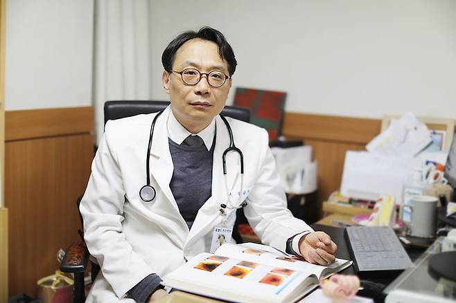 [서울=뉴시스] 8일 의료계에 따르면 폐렴은 감기와 동일한 호흡기 질환이지만 원인과 증상 위험성이 다르다. 감기는 대개 1주일 안에 저절로 회복되지만, 폐렴은 치료하지 않으면 악화되고 노인과 어린이, 기저질환자의 생명을 위협하기도 한다. (사진=세란병원 제공) 2025.05.08. photo@newsis.com *재판매 및 DB 금지