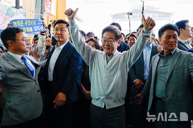 [임실=뉴시스] 조성봉 기자 = 민심을 청취하는 '경청 투어'에 나선 이재명 더불어민주당 대선후보가 지난 7일 전북 임실군 임실전통시장에서 시민들에게 인사를 하고 있다. (공동취재) .2025.05.07. photo@newsis.com