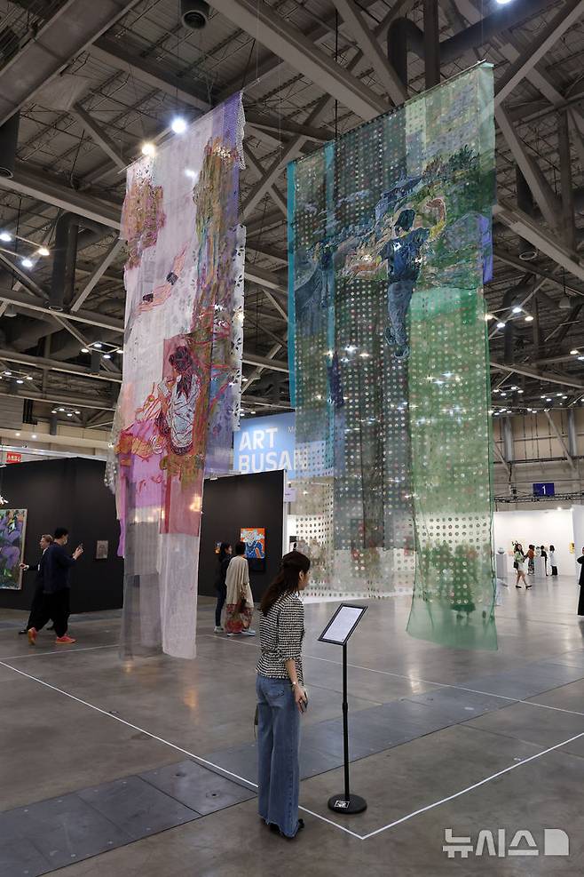 [부산=뉴시스] 박진희 기자 = '아트부산 2025' VIP 프리뷰가 열린 8일 부산 해운대구 벡스코 전시장에 방정아 작가의 작품이 설치되어 있다. 이날 VIP 프리뷰를 시작으로 11일까지 열리는 아트부산은 국내 갤러리를 비롯해 17개국 109개 갤러리가 참여한다. 2025.05.08. pak7130@newsis.com