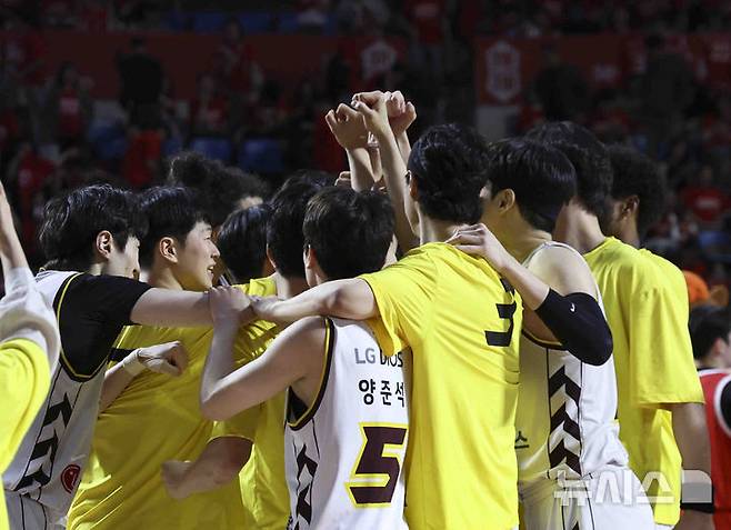 [서울=뉴시스] 김근수 기자 = 7일 잠실학생체육관에서 열린 2024-2025 KBL 챔피언결정전 2차전 창원 LG 대 서울 SK 경기에서 창원 LG가 76-71로 승리를 거두고 선수들이 기뻐하고 있다.  2025.05.07. ks@newsis.com
