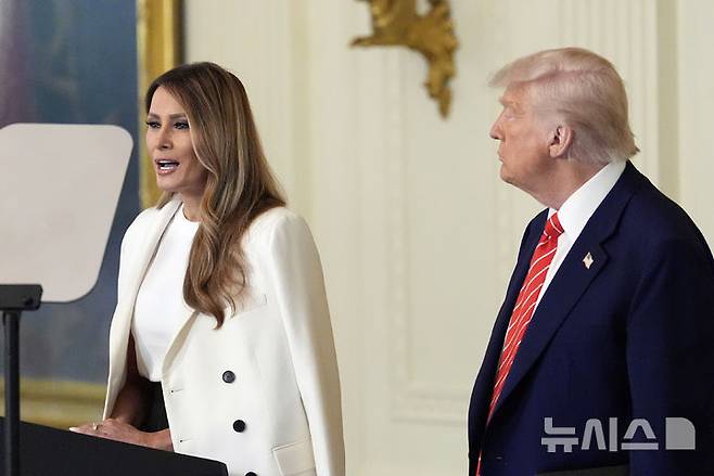 [워싱턴=AP/뉴시스] 도널드 트럼프 미국 대통령 부인 멜라니아 트럼프 여사가 8일(현지 시간) 백악관에서 군인 어머니를 위한 행사에 참석해 발언하고 있다. 2025.05.09.