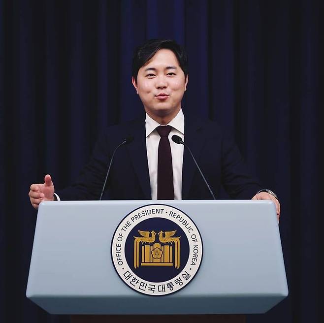 [서울=뉴시스] 고(故) 김영삼 전 대통령의 손자인 김인규 전 대통령실 행정관이 국민의힘 총선 참패와 관련해 연일 한동훈 전 비상대책위원장의 책임론을 주장하는 홍준표 대구시장을 비판하고 나섰다(사진= 김인규 페이스북 갈무리) *재판매 및 DB 금지