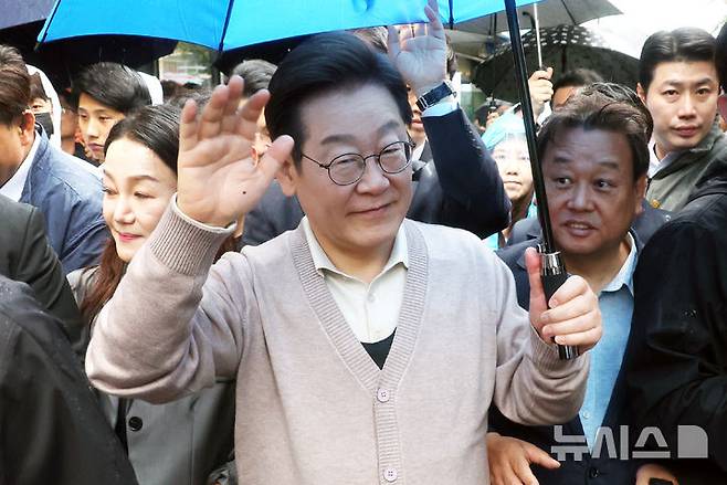 [경주=뉴시스] 조성우 기자 = 민심을 청취하는 '경청 투어'에 나선 이재명 더불어민주당 대선후보가 9일 경북 경주시 용강동 아파트단지 인근에서 주민들에게 인사하고 있다. 2025.05.09. xconfind@newsis.com