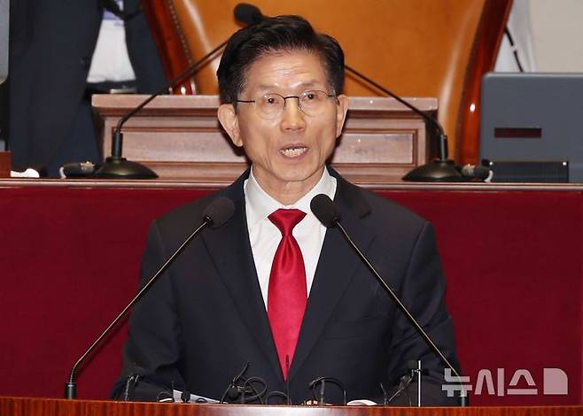 [서울=뉴시스] 조성봉 기자= 김문수 국민의힘 대선후보가 9일 서울 여의도 국회에서 열린 의원총회에서 발언을 하고 있다. 2025.05.09. suncho21@newsis.com