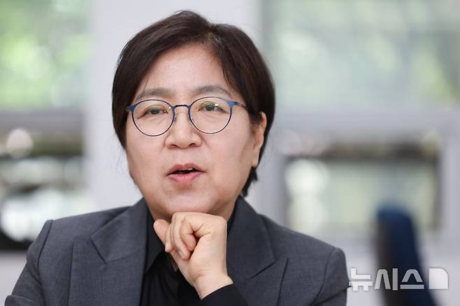 [서울=뉴시스] 황준선 기자 = 정은경 더불어민주당 총괄선거대책위원장이 지난 8일 서울 종로구 서울대학교 의과대학에서 뉴시스와 인터뷰 하고 있다.  2025.05.09. hwang@newsis.com