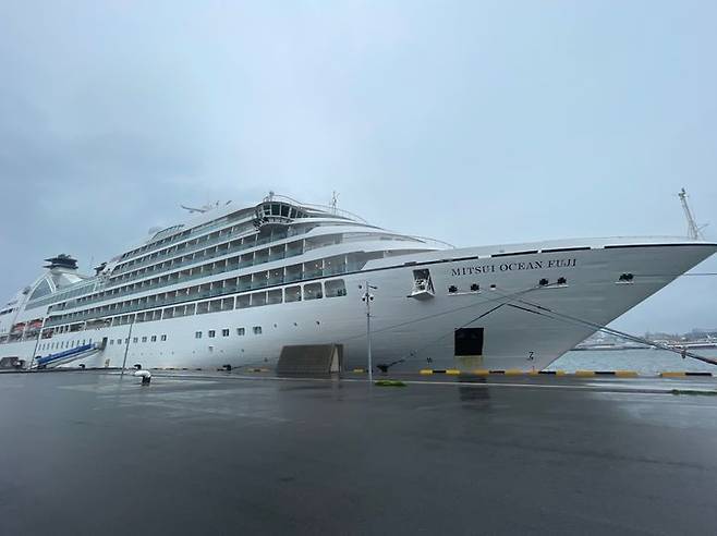 [여수=뉴시스] 일본 크루즈 '미츠이 오션후지'호가 9일 600여 명의 승객과 승무원을 싣고 전남 여수항에 기항했다. (사진=여수시 제공) 2025.05.09. photo@newsis.com *재판매 및 DB 금지