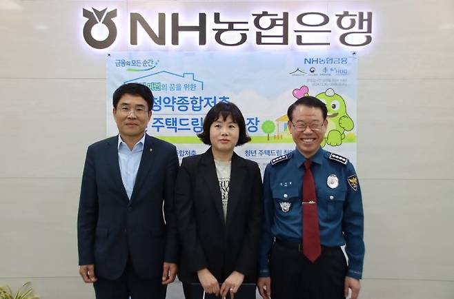 [대구=뉴시스] 대구 성서경찰서는 달서구 성서농협을 방문해 보이스피싱 피해를 사전에 차단한 은행 직원에게 감사장과 신고포상금을 수여했다. (사진=대구 성서경찰서 제공) 2025.05.09. photo@newsis.com  *재판매 및 DB 금지