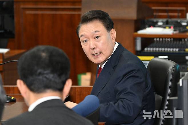 [서울=뉴시스] 사진공동취재단 = 윤석열 전 대통령이 지난달 21일 서울 서초동 서울중앙지법에서 열린 내란 우두머리 혐의 형사재판 2번째 공판에 출석하고 있다. 2025.05.09. photo@newsis.com