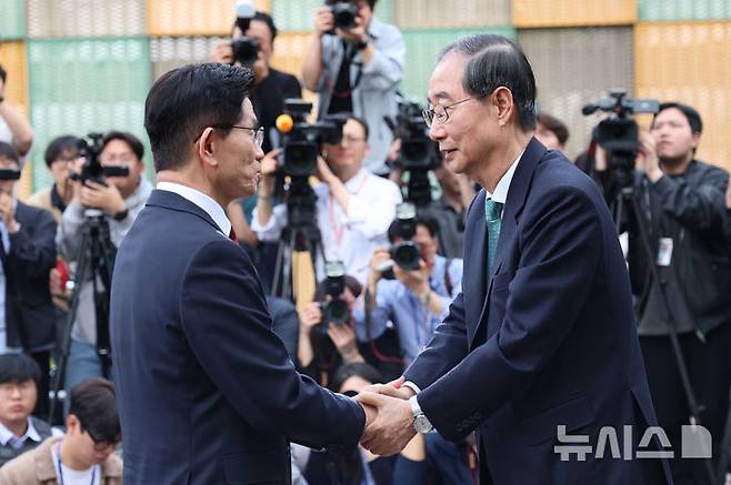 [서울=뉴시스] 권창회 기자 = 김문수 국민의힘 대선 후보와 한덕수 무소속 대선 후보가 지난 8일 서울 여의도 국회 내 카페에서 단일화 관련 회동을 마치고 악수하고 있다. 2025.05.08. kch0523@newsis.com