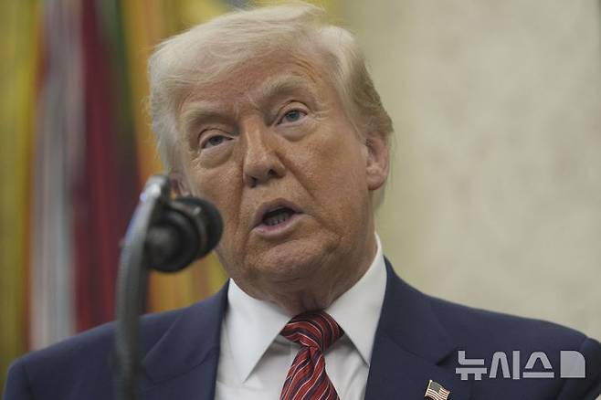 [워싱턴=AP/뉴시스]도널드 트럼프 미국 대통령이 7일(현지 시간) 백악관 집무실에서 데이비드 퍼듀 주중미국대사 선서식을 진행한 후 발언하고 있다. 그는 9일 이번 주말 중국과의 회동을 앞두고 무역전쟁을 완화하기 위해 중국에 부과하는 관세를 80%로 완하하는 방침을 밝혔다. 2025.05.09.