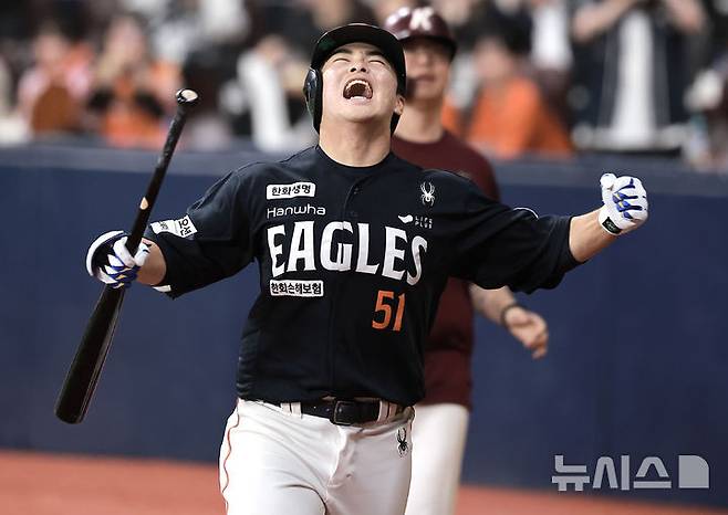 [서울=뉴시스] 정병혁 기자 = 9일 서울 구로구 고척스카이돔에서 열린 2025 KBO리그 한화 이글스 대 키움 히어로즈의 경기, 9회초 2사 주자없는 상황 한화 문현빈이 솔로 홈런을 친 뒤 덕아웃을 향하며 포효하고 있다. 2025.05.09. jhope@newsis.com