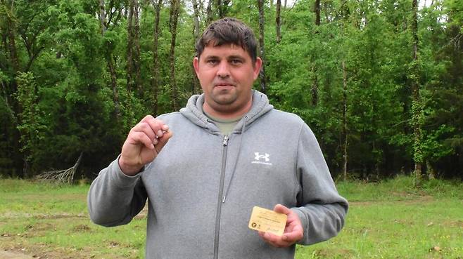 다이아몬드를 들고 있는 드쿡 [사진 출처 =크레이터 오브 다이아몬드 주립공원 홈페이지]