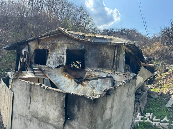 안동시 남선면 도로리 마을회관 인근 산불로 전소된 주택. 김조휘 기자