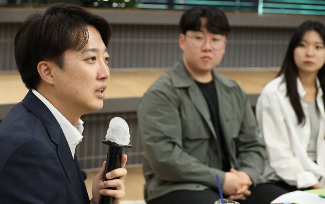 카이스트 학생들 만난 이준석 대선후보 (대전=연합뉴스) 강수환 기자 = 개혁신당 이준석 대선후보가 7일 오후 대전 유성구 한국과학기술원(KAIST)에서 재학생들과 '2030 현장 청취' 간담회를 진행하고 있다. 2025.5.7 swan@yna.co.kr (끝) <저작권자(c) 연합뉴스, 무단 전재-재배포, AI 학습 및 활용 금지> 연합뉴스