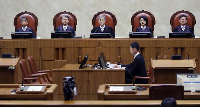 조희대 대법원장이 1일 오후 더불어민주당 이재명 대선 후보의 공직선거법 사건 전원합의체 선고를 위해 서울 서초구 대법원 대법정에 입장해 장내 정돈을 선언하고 있다. 사진공동취재단