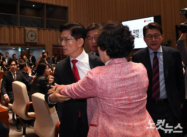 국민의힘 김문수 대선후보가 9일 국회에서 열린 의원총회 중 권영세 비대위원장의 발언 후 의총장을 떠나고 있다. 황진환 기자