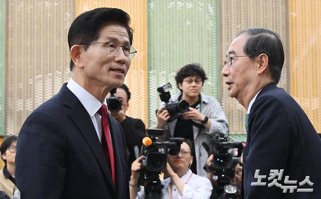 김문수 국민의힘 대선 후보와 한덕수 무소속 대선 예비후보가 지난 8일 국회 사랑재에서 만나 후보 단일화를 위한 2차 회동을 마친 뒤 이석하고 있다. 황진환 기자