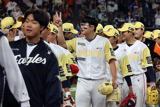 7일 대전 한화생명볼파크에서 열린 프로야구 2025 신한 SOL 뱅크 KBO리그 삼성 라이온즈와 한화 이글스의 경기. 9회 초 삼성 공격을 막아내고 10-6으로 승리를 확정 지은 뒤 한화 선수들이 승리를 자축하고 있다. 연합뉴스