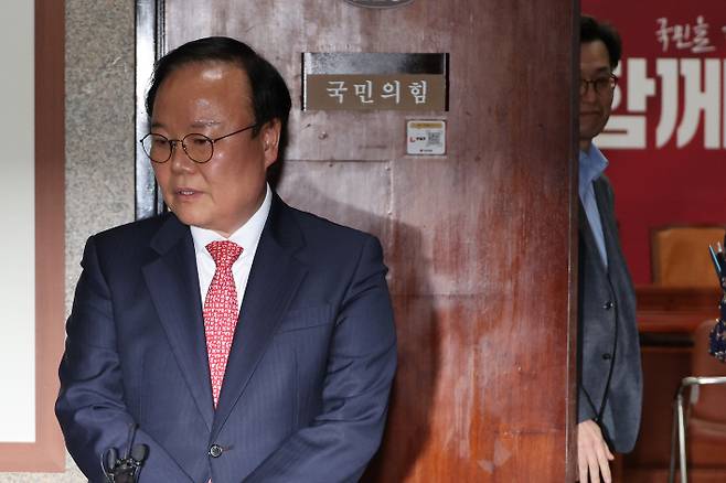 국민의힘 김문수 대선 후보측의 김재원 비서실장(왼쪽)이 9일 서울 여의도 국회에서 재개된 국민의힘 김문수 대선 후보와 무소속 한덕수 대선 예비 후보 간의 단일화 협상이 결렬된 후 나와 취재진 질문에 답하고 있다. 오른쪽은 협상에 참석한 무소속 한덕수 대선 예비 후보측의 손영택 전 국무총리 비서실장. 연합뉴스