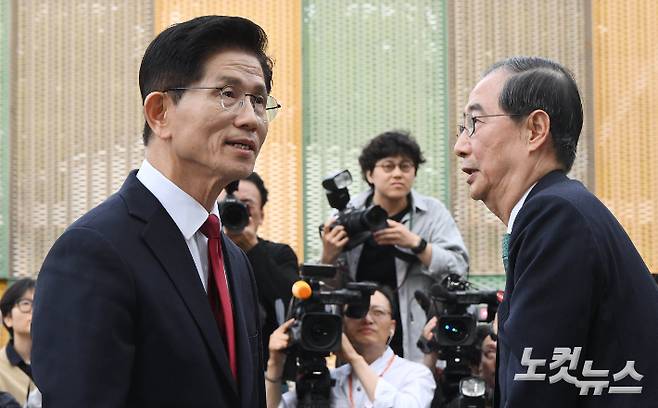 김문수 국민의힘 대선 후보와 한덕수 무소속 대선 예비후보가 8일 국회 사랑재에서 만나 후보 단일화를 위한 2차 회동을 마친 뒤 이석하고 있다. 황진환 기자
