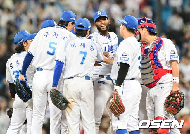 [OSEN=대구, 김성락 기자] 프로야구 삼성 라이온즈가 약속의 8회를 연출하며 짜릿한 승리를 가져왔다.삼성은 2일 대구삼성라이온즈파크에서 열린 두산 베어스와의 홈경기에서 외국인 타자 르윈 디아즈의 결승타로 6-2로 승리했다. 강민호는 개인 통산 2400경기 출장 기록을 세웠다. 역대 첫 번째. 반면 두산은 3연패의 늪에 빠졌다.승리가 확정된 순간 삼성 선수들이 기쁨을 나누고 있다. 2025.05.02 / ksl0919@osen.co.kr