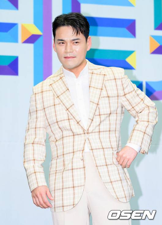 [OSEN=이대선 기자] 24일 스탠포드호텔 서울에서 TV조선 ‘미스터트롯3’ TOP7 기자간담회가 열렸다.'미스터트롯3'은 지난해 12월 19일부터 올해 3월 13일까지 방영됐다. 마지막화 시청률 19.1%를 기록하며 성황리에 종영했다. TOP7의 첫 공식 활동인 '미스터트롯3 갈라쇼' 1회는 시청률 9.7%로 지상파, 종편, 케이블 포함 동시간대 시청률 1위를 기록했다.미스터트롯3 TOP7 천록담이 포토타임을 가지고 있다. 2025.03.24 / sunday@osen.co.kr