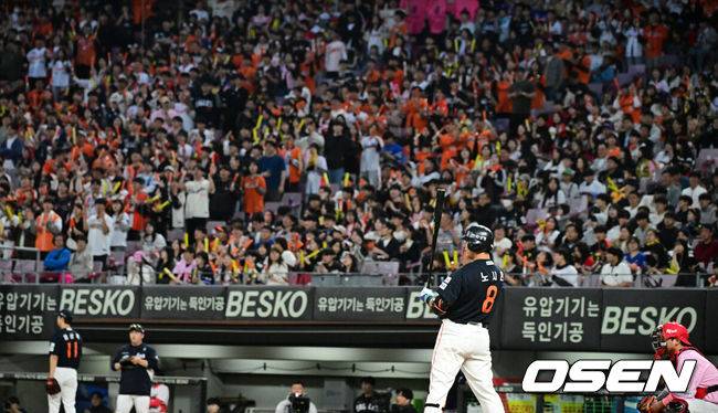 [OSEN=광주, 지형준 기자] 한화 원정 팬들이 열띤 응원을 하고 있다. 2025.05.02 /jpnews@osen.co.kr