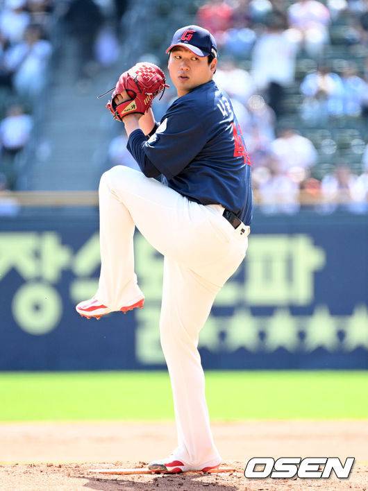 [OSEN=잠실, 이대선 기자] 26일 오후 서울 잠실야구장에서 2025 신한 SOL Bank KBO리그 두산 베어스와 롯데 자이언츠의 경기가 열렸다.두산은 잭로그, 롯데는 나균안을 선발 투수로 내세웠다.1회말 무사에서 롯데 선발투수 나균안이 역투하고 있다. 2025.04.26 /sunday@osen.co.kr