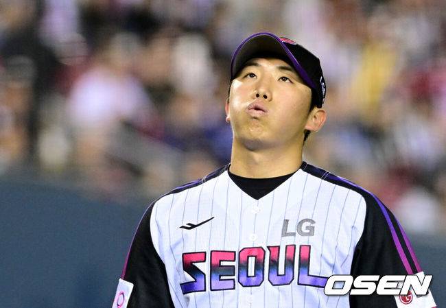 [OSEN=잠실, 조은정 기자]2일 오후 서울 잠실구장에서 ‘2025 신한 SOL BANK KBO리그’ LG 트윈스와 SSG 랜더스의 경기가 열렸다.이날 경기에 홈팀 LG는 손주영을 방문팀 SSG은 앤더슨을 선발로 내세웠다.LG 박명근이 7회초 2사 1,2루에서 SSG 고명준을 상대로 파울 플라이를 유도하며 이닝을 마친 뒤 더그아웃으로 향하고 있다. 2025.05.02 /cej@osen.co.kr