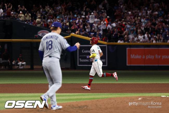 [사진] 애리조나 가브리엘 모레노가 4회 LA 다저스 야마모토 요시노부에게 만루 홈런을 친 뒤 베이스를 돌고 있다. ⓒGettyimages(무단전재 및 재배포 금지)