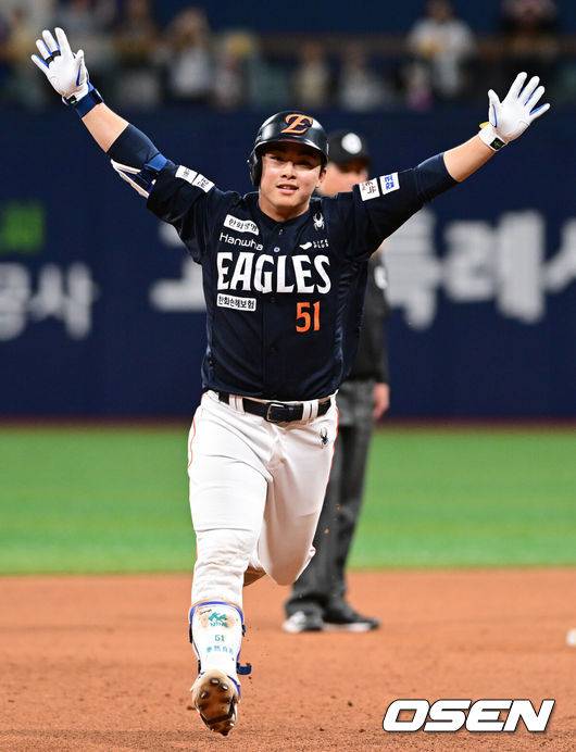 [OSEN=고척, 조은정 기자]9일 오후 서울 고척스카이돔에서 2025 신한 SOL Bank KBO리그 키움 히어로즈와 한화 이글스의 경기가 열린다.이날 홈팀 키움은 하영민을 원정팀 한화는 엄상백을 선발 투수로 내세웠다.9회초 2사 한화 문현빈이 역전 솔로 홈런을 날리고 있다. 2025.05.09 /cej@osen.co.kr