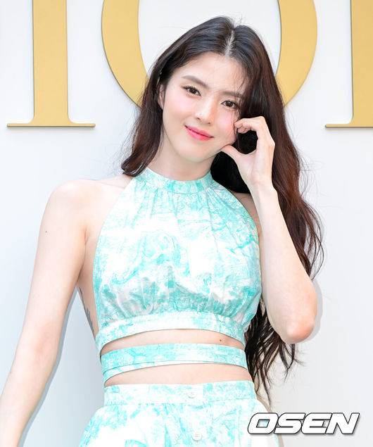 [OSEN=지형준 기자] 29일 오후 서울 성동구 성수동 디올 성수에서 디올 포토행사가 열렸다.이날 가수 뉴진스 해린, 배우 한소희, 차은우, 정해인, 로몬, 김민하, 전 피겨스케이팅 선수 김연아, 모델 박희정, 배윤영이 참석해 자리를 빛냈다.한소희가 포즈를 취하고 있다. 2024.05.29 / jpnews@osen.co.kr