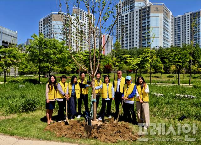▲화성시,동탄7동 사회단체장들과 장지아 동장이 왕벚꽃나무 식재후 기념촬영. ⓒ화성시