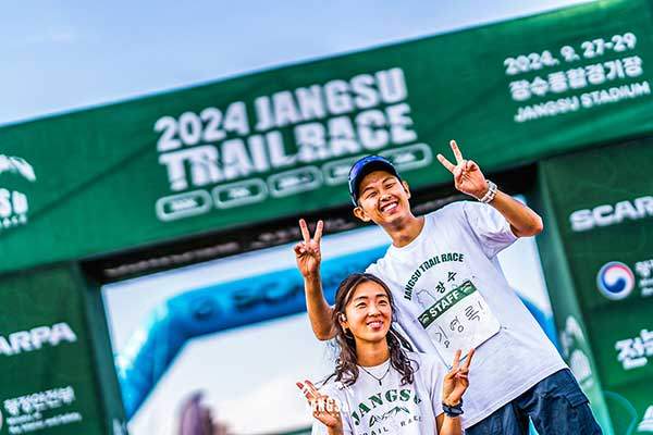 장수트레일레이스를 만든 박하영(왼쪽), 김영록 부부. 두 사람은 호주 유학생 시절 만났다. 김영록씨가 반해 좇아다녔고, 결국 박하영씨를 따라 장수에 정착해 트레일러닝 대회를 만들었다. 사진 조준