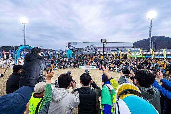 4월 4일부터 6일까지 전라북도 장수군 장수읍 일대에서 열린 제5회 장수트레일레이스 현장. 사진은 둘째날 70km, 38km 선수들이 출발하기 전 새벽 6시 30분쯤 상황이다. 장수종합경기장에 트레일러너들이 가득했다.