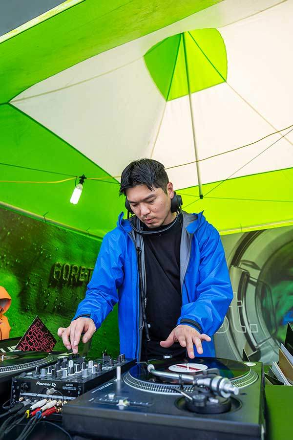 넬슨스포츠 마케팅팀의 이철빈씨가 아크테릭스 부스에서 직접 '디제잉'을 하고 있다.