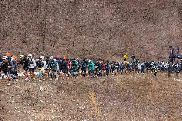 20km 레이스가 시작된 직후. 길게 줄지어 선 참가자 무리가 오르막을 오르고 있다. 무려 350여 명이 몰렸다.