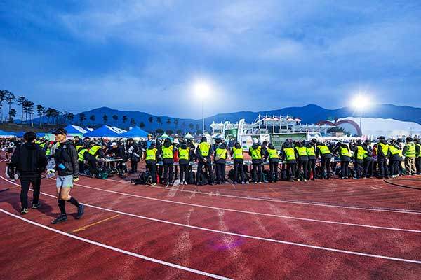 대회 둘째 날, 참가자들이 선수 등록 전 장비 검사를 하고 있다. 정해진 필수 장비를 갖추지 못하면 선수 등록을 할 수 없다. 이 검사는 매우 꼼꼼하게 진행됐다.