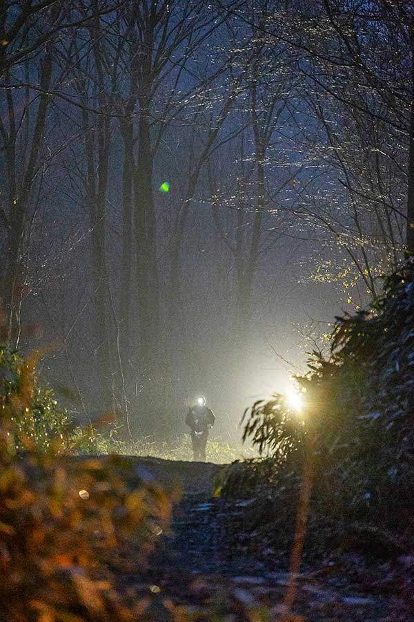 둘째 날 저녁 7시쯤 CP(체크포인트)6 지점 근처. 한 트레일러너가 CP를 향해 달려오고 있다. CP6은 출발점에서 약 54km 떨어진 지점이다. 기상 악화로 여기서 경기를 포기하는 선수들이 많았다.&nbsp;